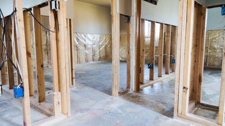 Renovierung in Düsseldorf - Saniermeister Düsseldorf - Altbausanierung - Renovierung - Trockenbau - Malerarbeiten - Sanierungsarbeiten - Streicharbeiten - Innenausbau - Badsanierung