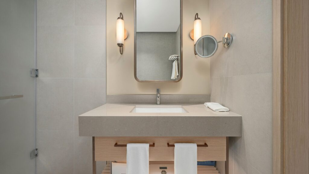 Badsanierung in Düsseldorf - Saniermeister Düsseldorf - Badezimmer sanieren lassen - Renovierung - Trockenbau - Innenausbau - Bodenverlegung